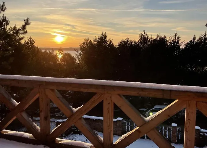 Na Skarpie Z Widokiem Na Jezioro